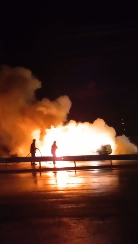 Tokat'ta bir araç  alev alev yandı