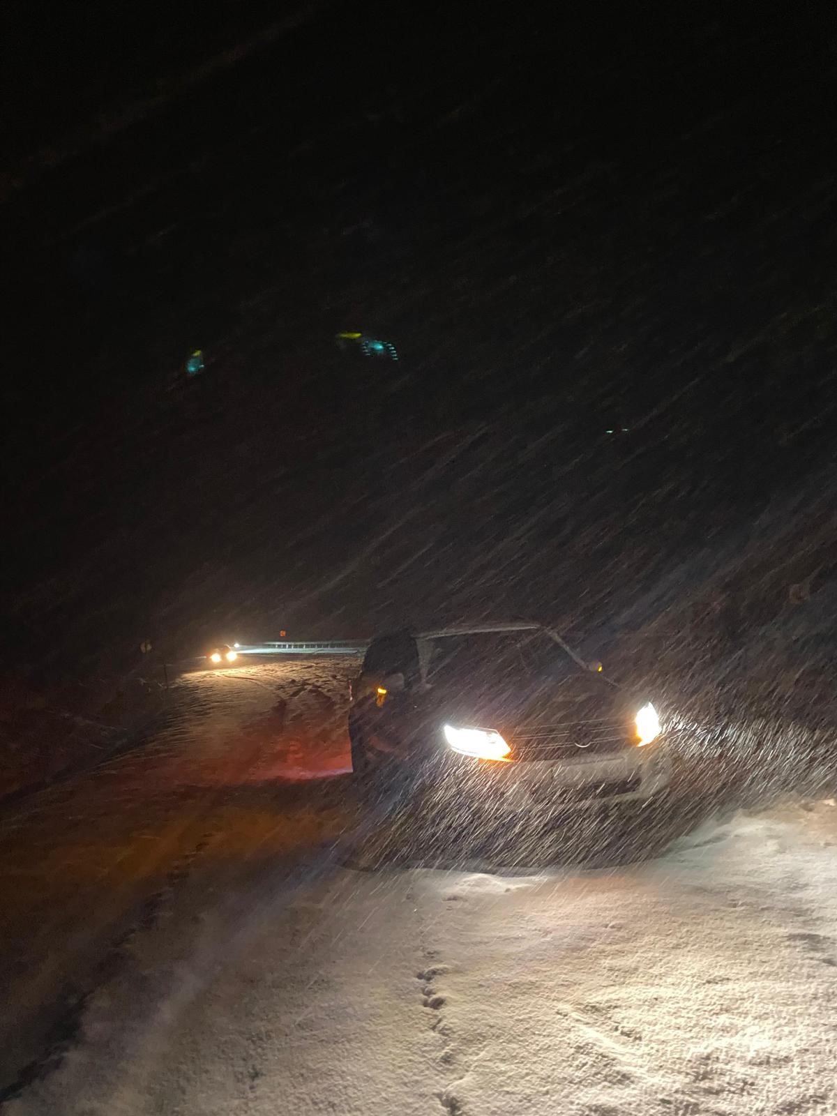 Yoğun kar yağışı nedeniyle sürücüler zor anlar yaşadı