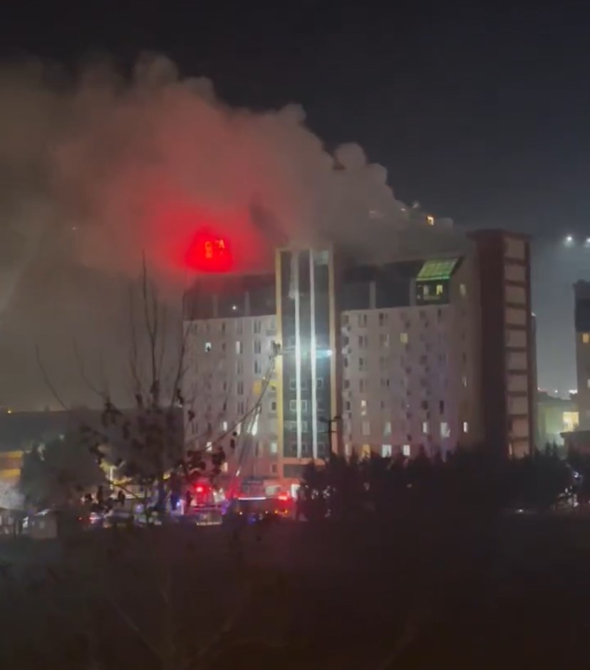 Esenyurt’ta 11 katlı rezidansta korkutan yangın