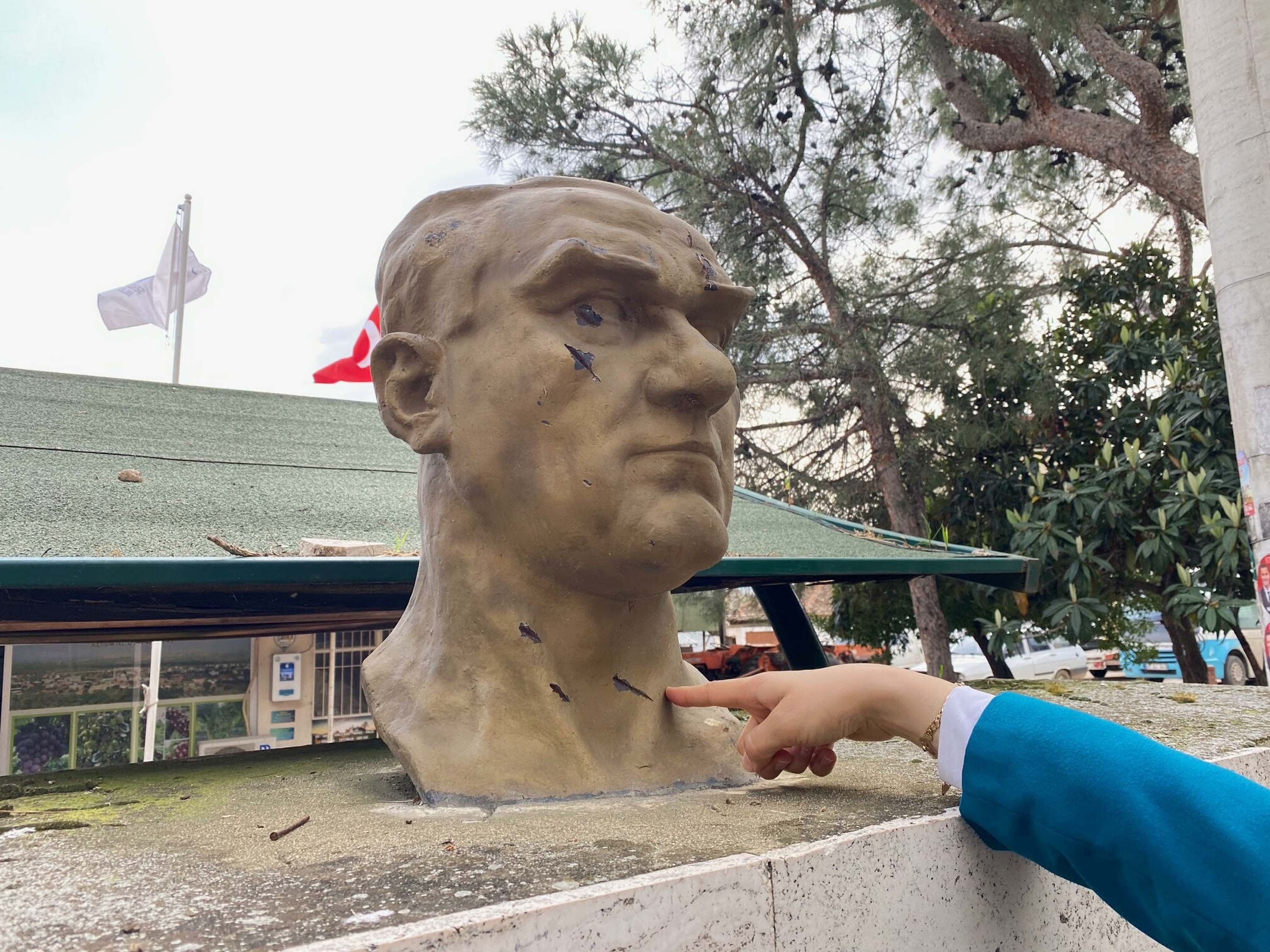 Elinde baltayla Atatürk büstüne saldırdı