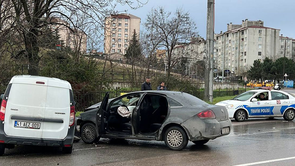 Kocaeli'de otomobil ile hafif ticari araç çarpıştı