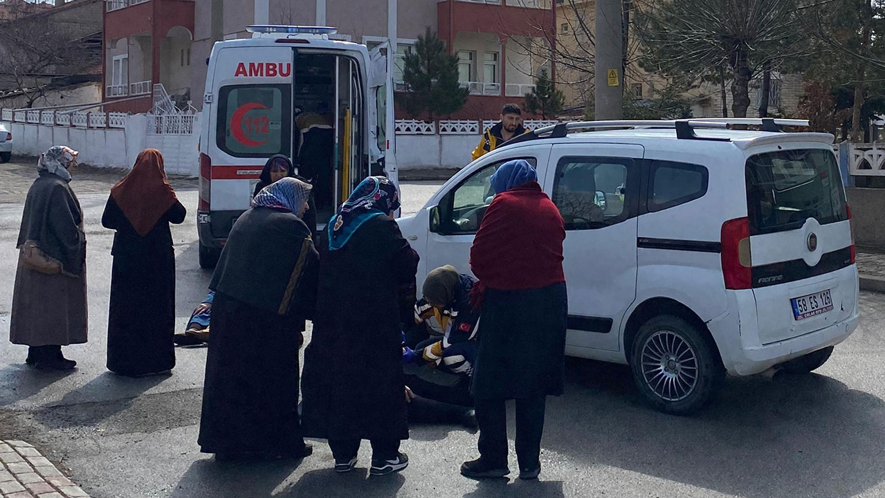Sivas'ta hafif ticari araç 3 kadını ezdi