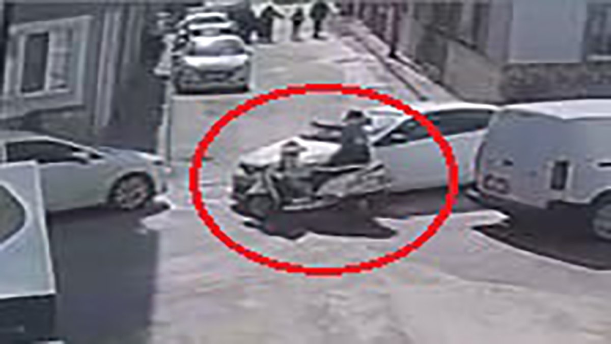 Bursa'da otomobil ile motosikletin çarpıştığı anlar kamerada