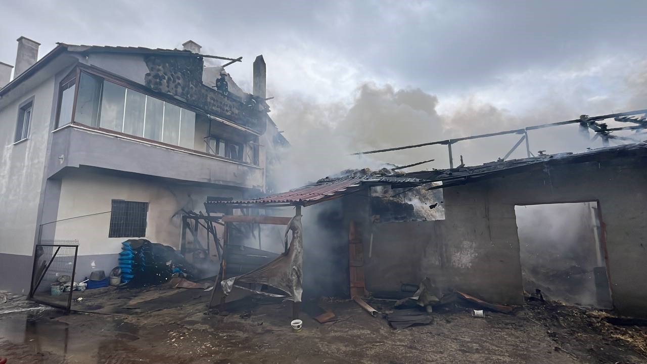Bolu'da köy evi kül oldu