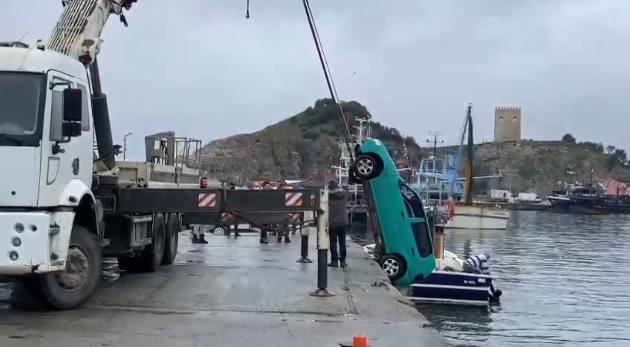 Şile Limanı'ndan denize düşen araç çıkarıldı