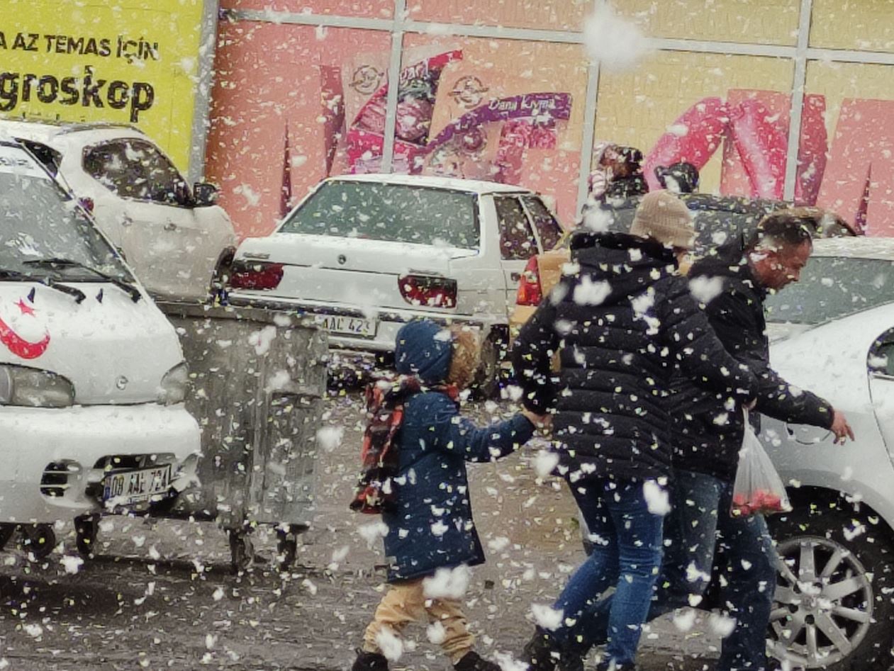 Ardahan'da bahar ayında kar yağdı