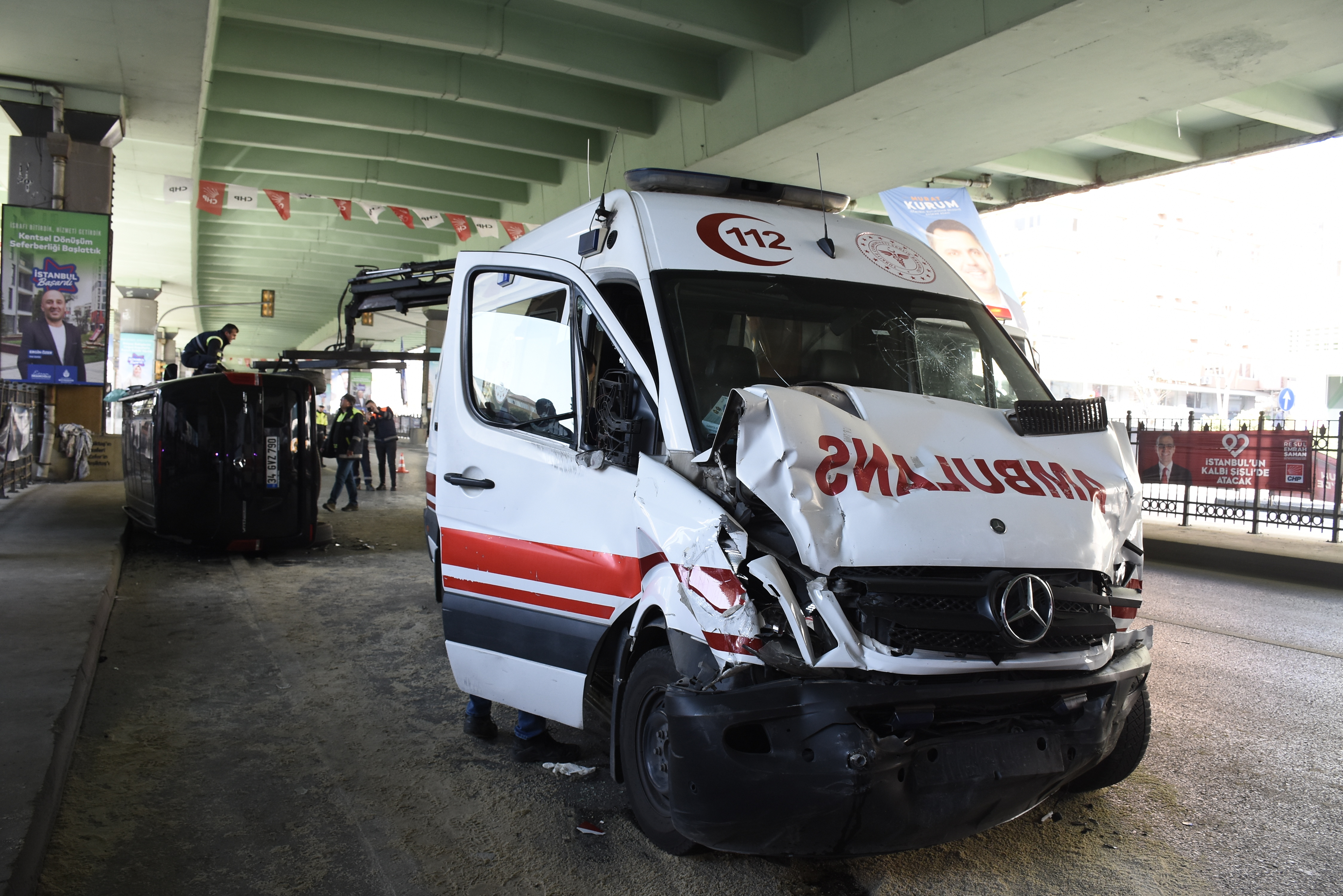 Şişli'de ambulans bir minibüsü devirdi '3 yaralı'