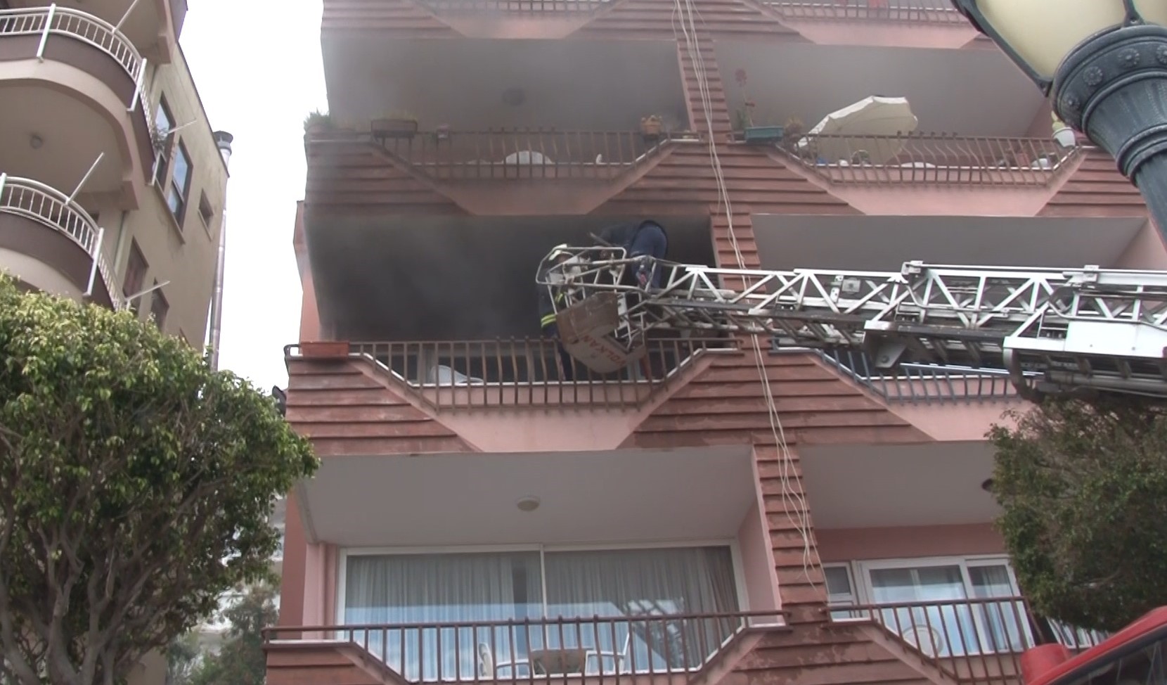 Antalya'da bir evde çıkan yangın panik havası estirdi