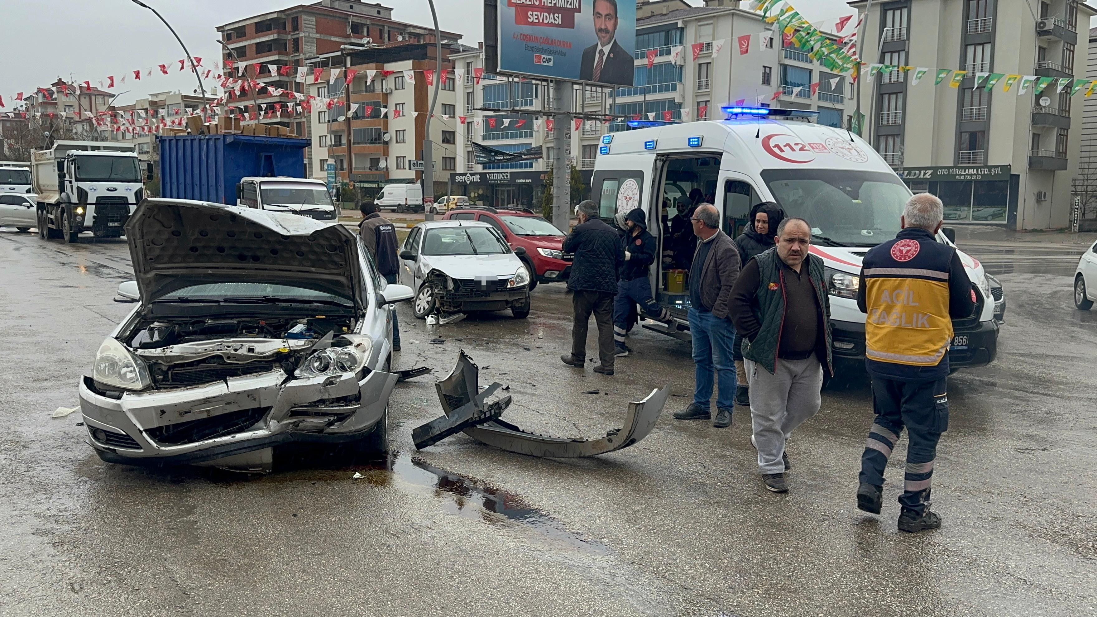 Elazığ'da otomobiller çarpıştı '2 yaralı'