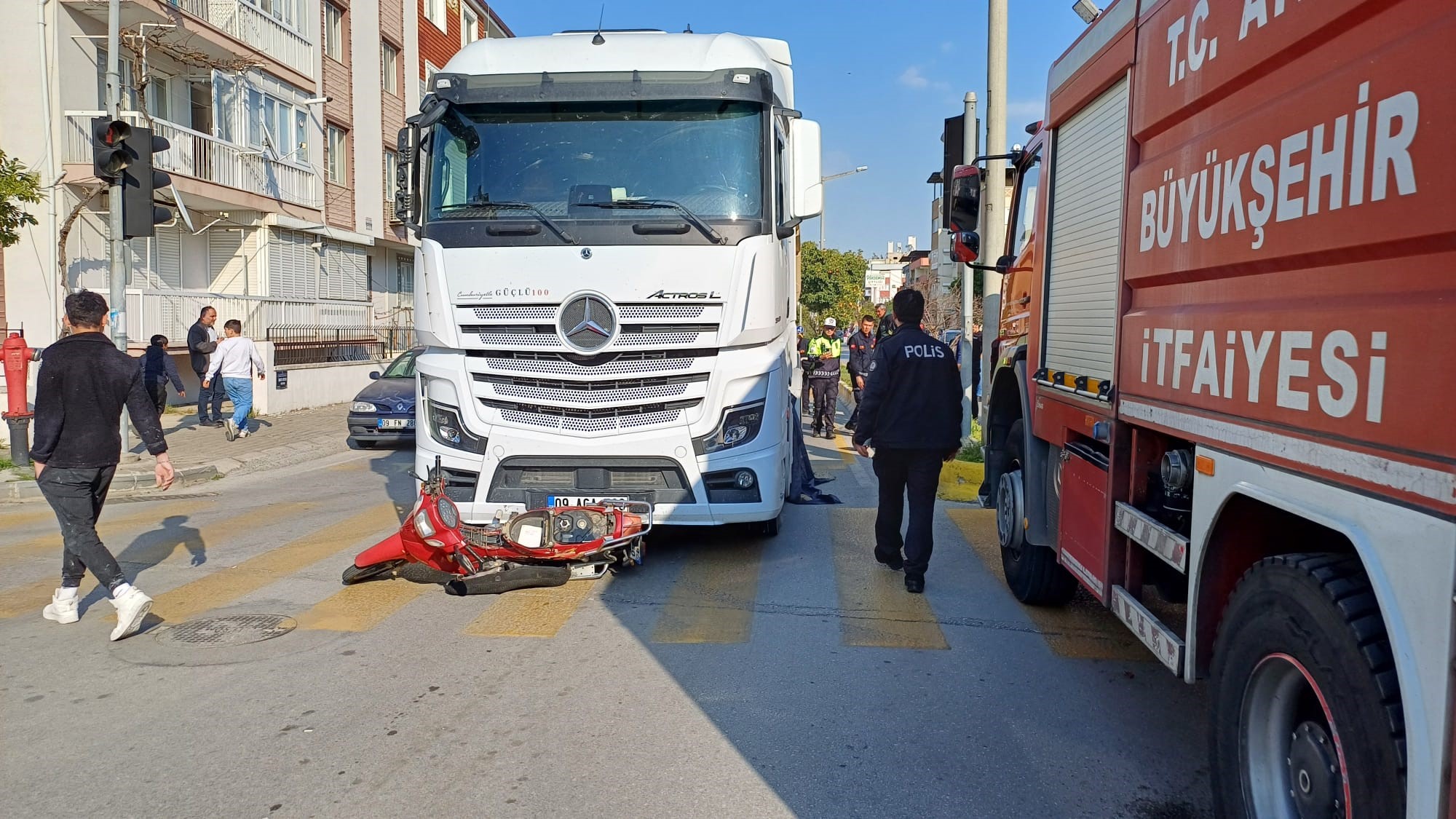 Aydın'da feci kaza 'Motosiklet sürücüsü hafriyat kamyonun altında kaldı'