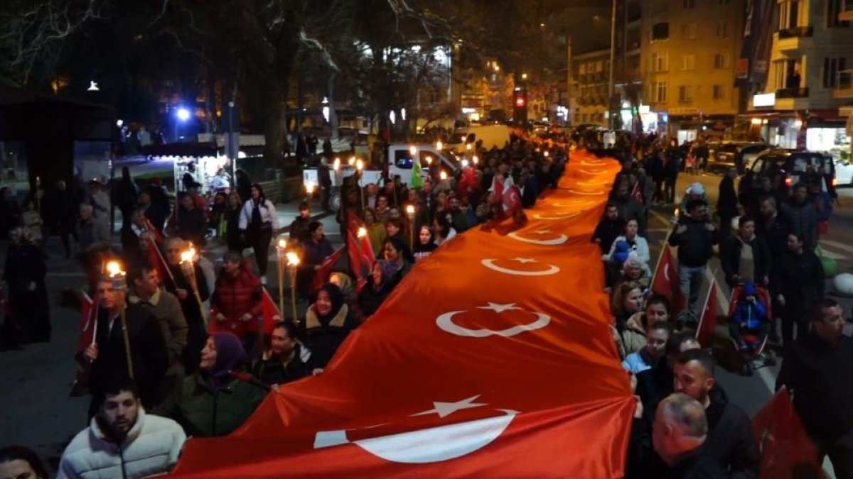 Kırklareli’nde dev Türk bayrağı ile şehitlere saygı yürüyüşü yapıldı