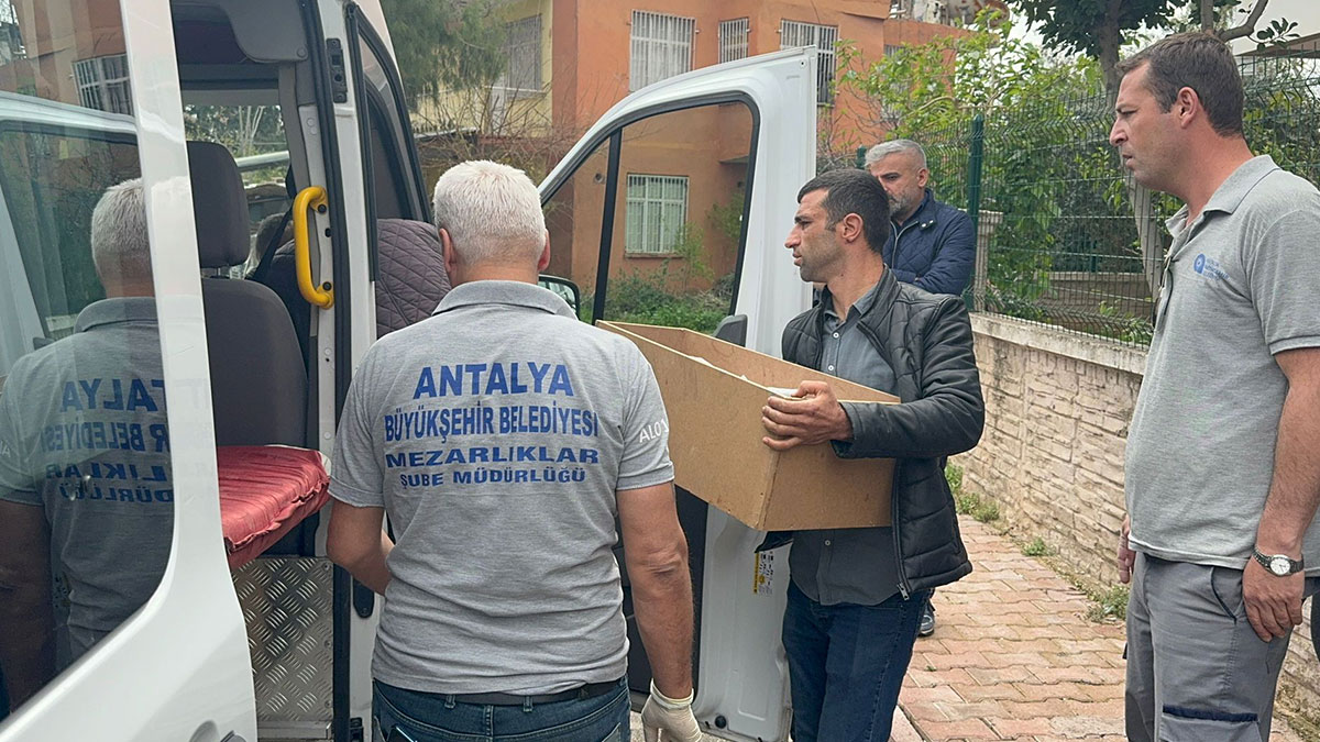 Antalya'da feci yangın '2 aylık bebek can verdi'