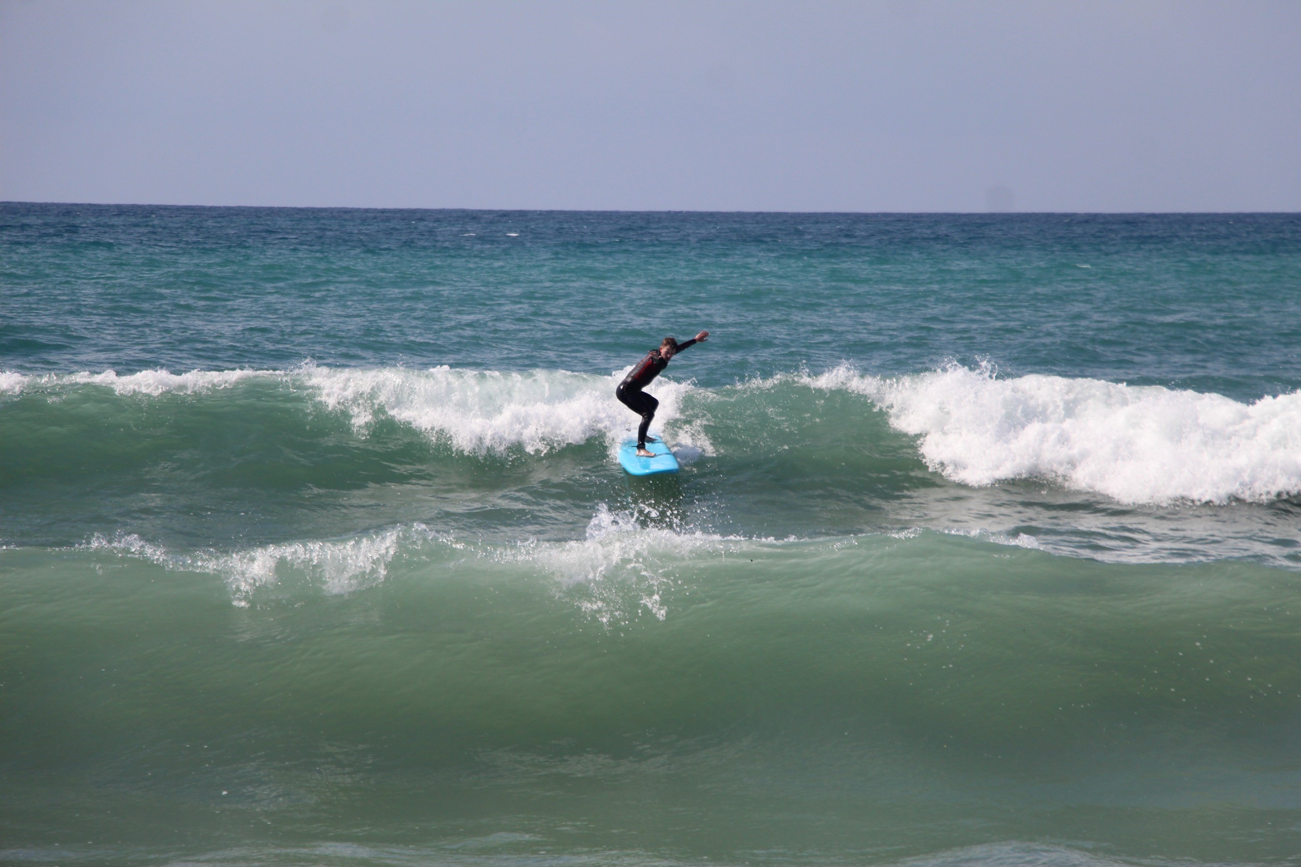 Alanya’da sörf tutkunları denize akın etti