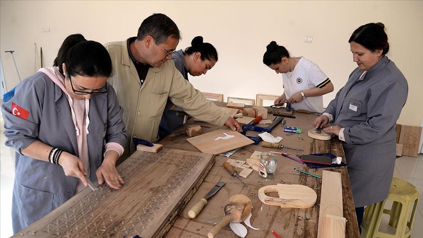 Ahşabı nakış nakış işliyorlar