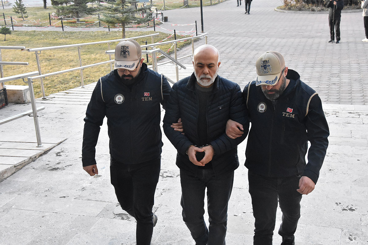 FETÖ firarisi eski vali Ahmet Pek yakalandı