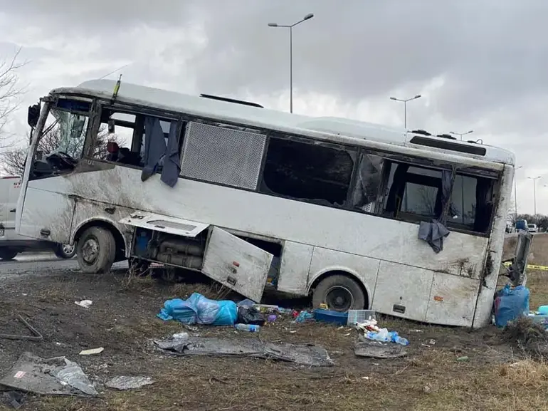 Kayseri'de mahkumları taşıyan araç devrildi '2'si ağır 11 yaralı'