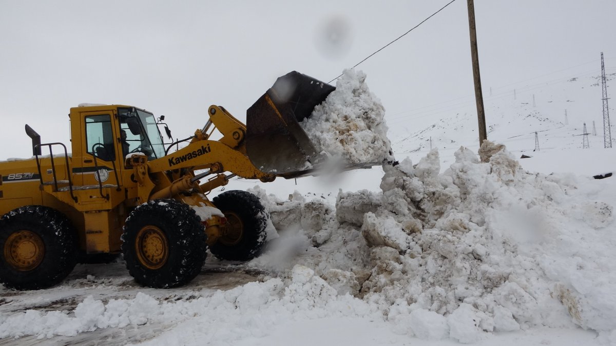 Bitlis'te kar nedeniyle köy yolları kapandı