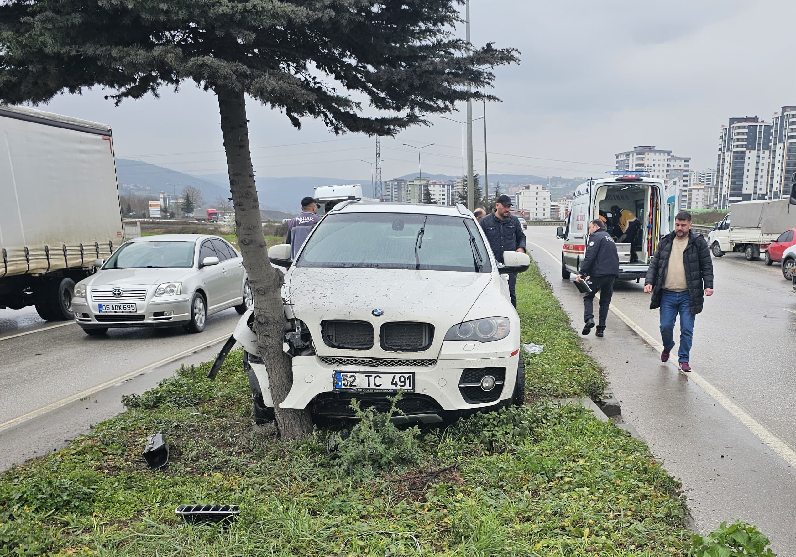 Samsun’da otomobil ağaca çarptı