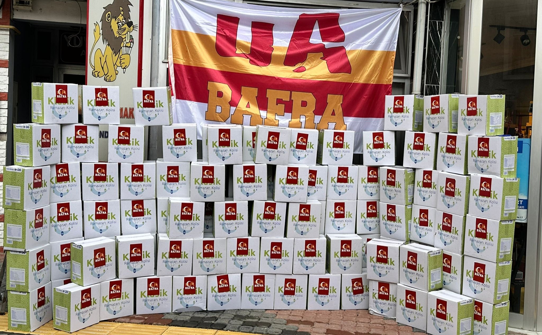 Galatasaray taraftarları 500 aileye gıda yardımı yaptı