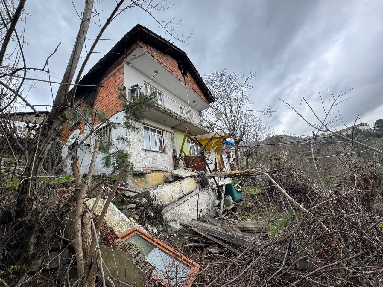 Karabük’te heyelan nedeniyle bir ev boşaltıldı