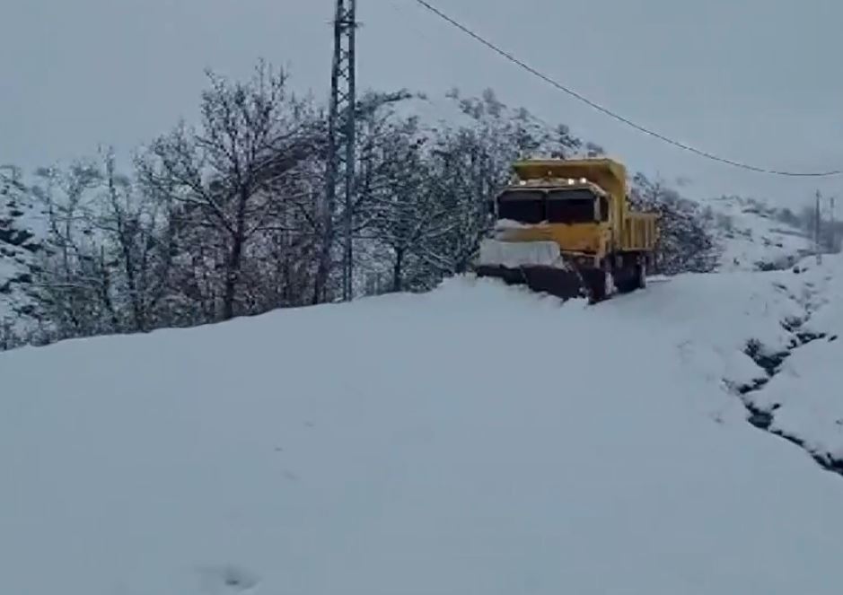 Elazığ’da kar bastırdı ’30 köy yolu ulaşıma kapandı’