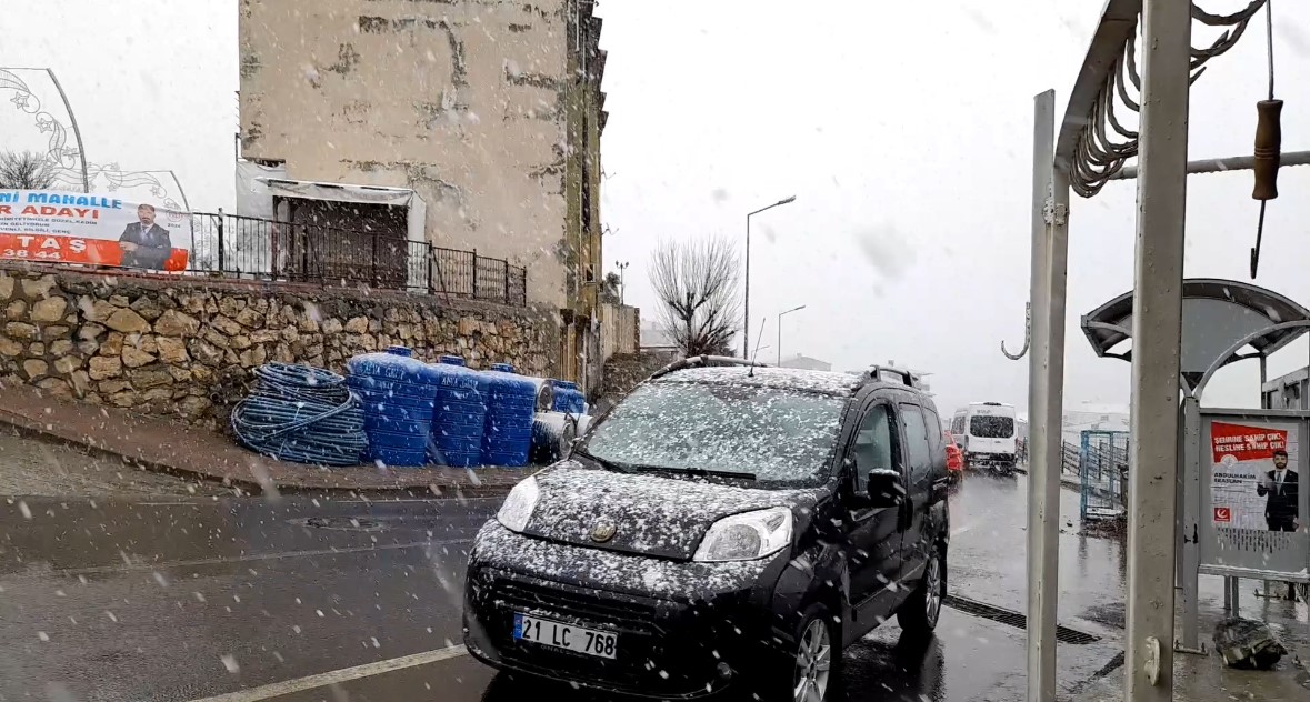 Diyarbakır'ın ilçelerinde kar yağışı