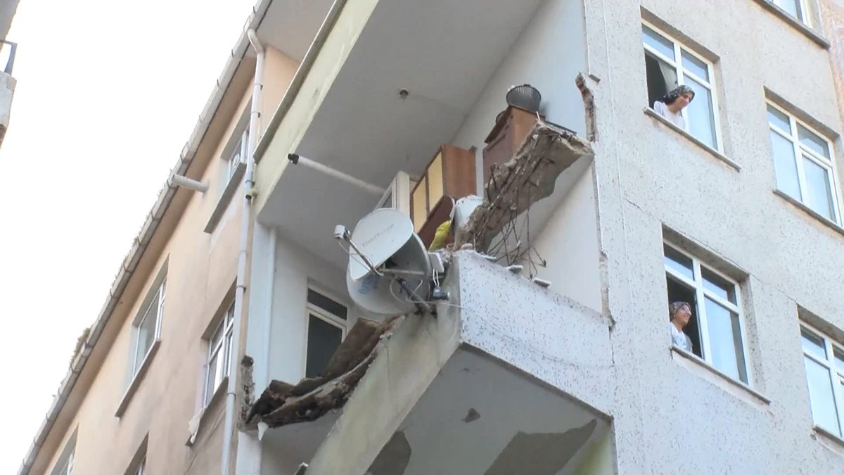 Güngören'de bir binanın balkonu çöktü