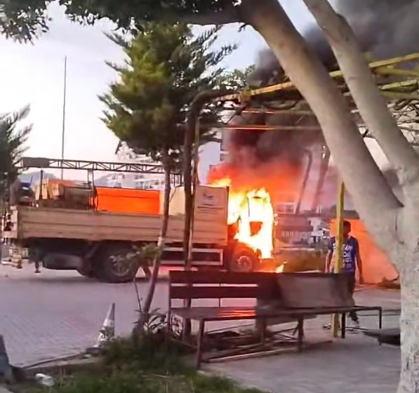 Antalya'da park halindeki kamyon yandı