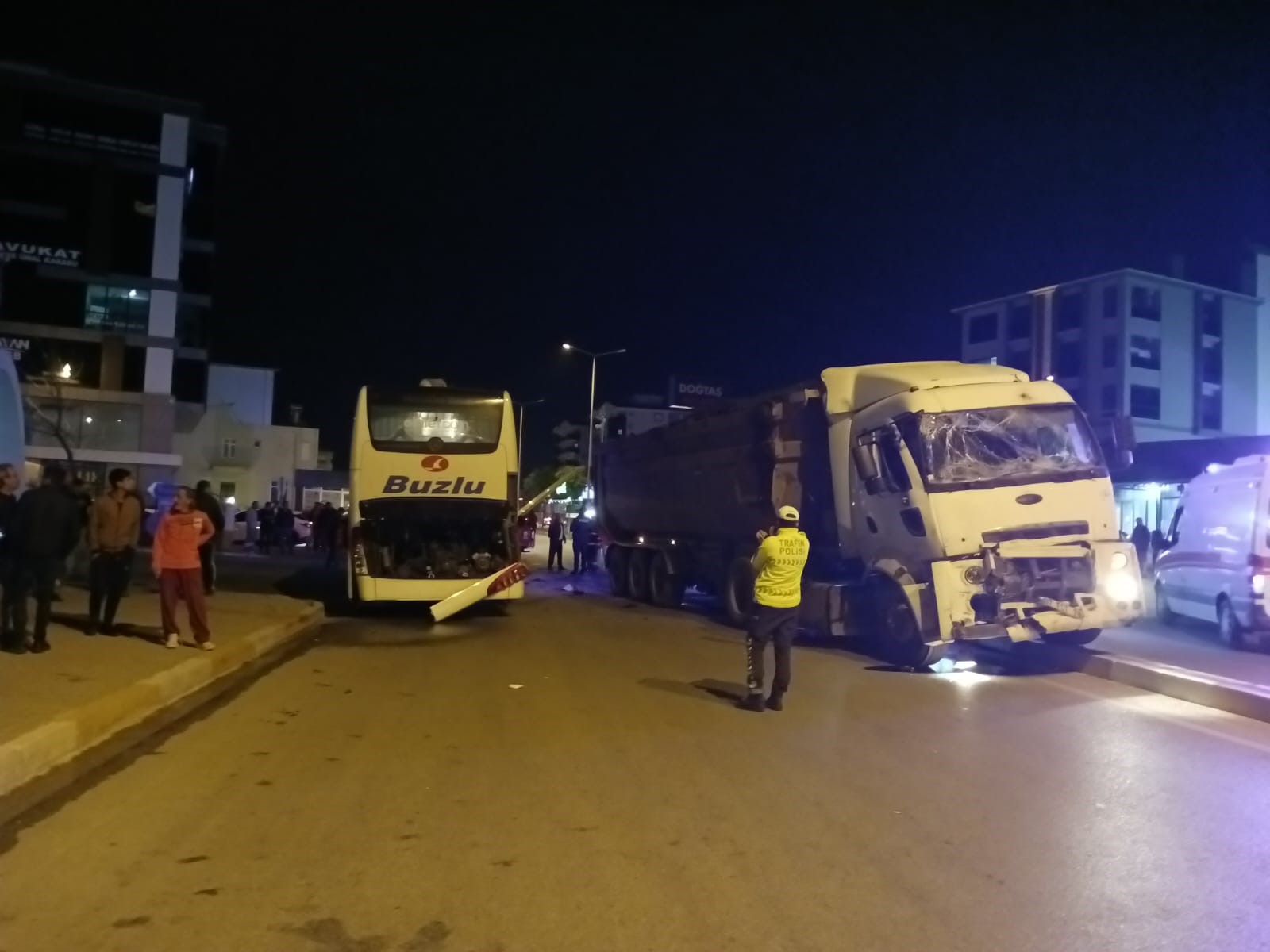 Antalya’da yolcu otobüsü ile kamyon çarpıştı
