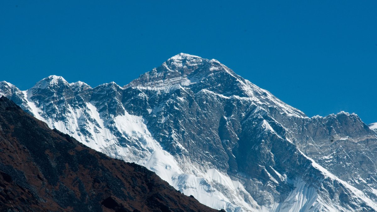 Everest'e tırmanan dağcılara ilginç zorunluluk