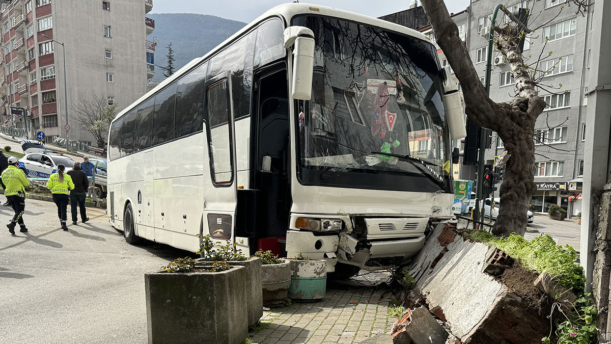 Bursa'da freni bozulan otobüs  kontrolden çıktı