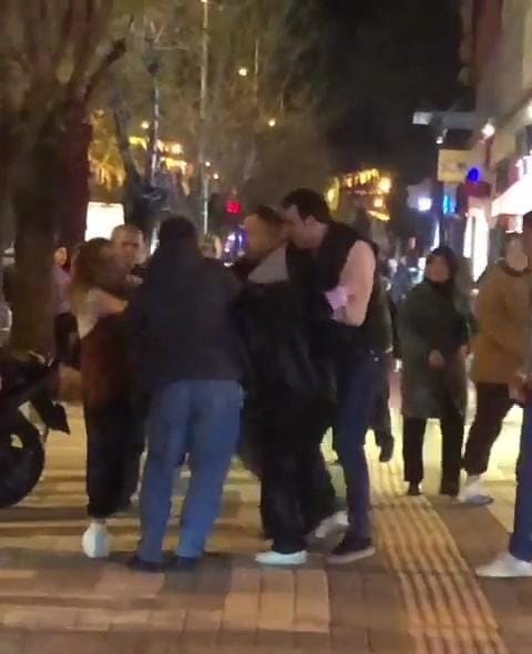 Sokak ortasında kız kavgası An be an kameralara böyle kaydedildi
