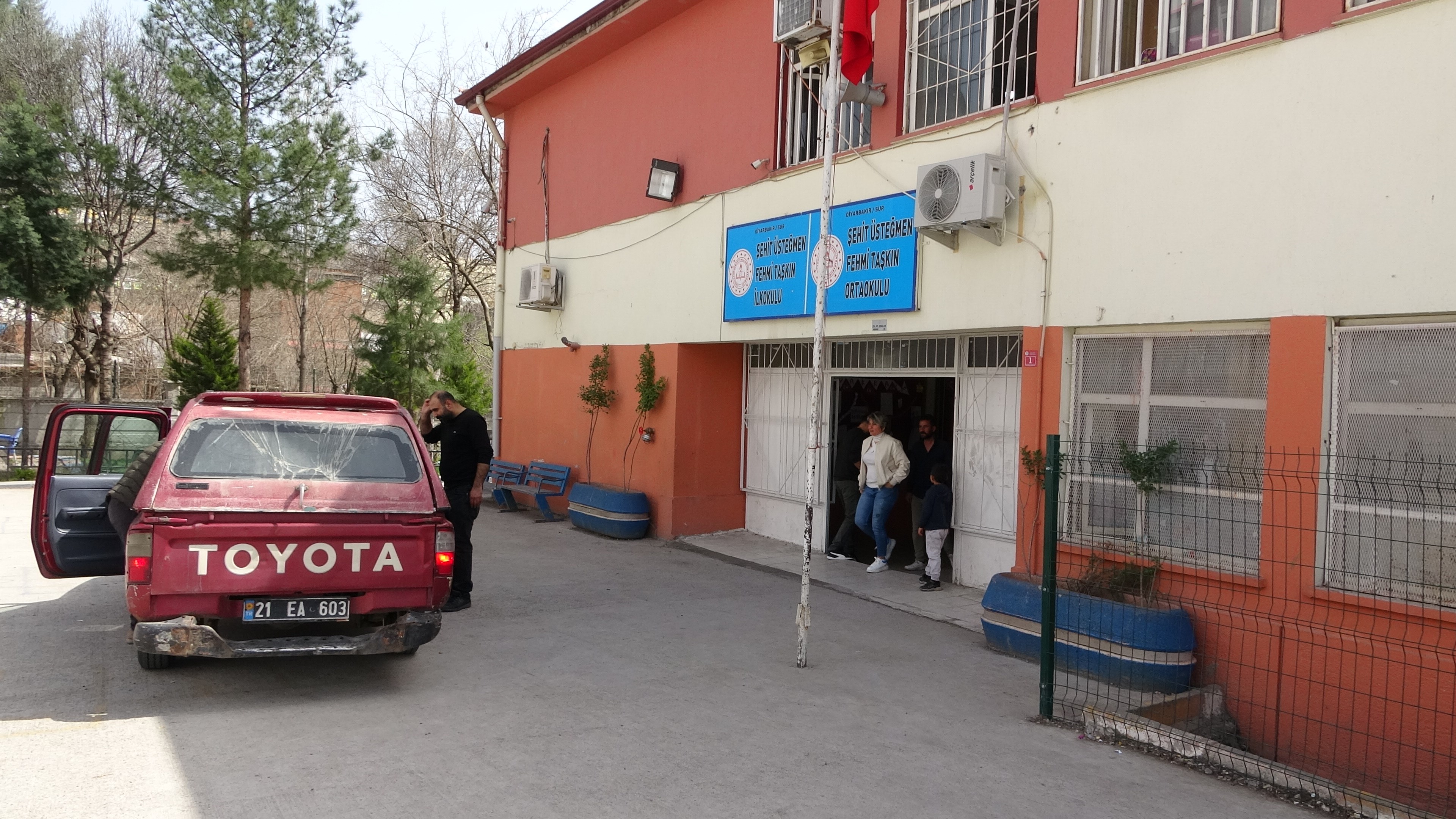 Diyarbakır'da 14 öğrenci okulu temizlemek için getirdikleri malzemelerden zehirlendi