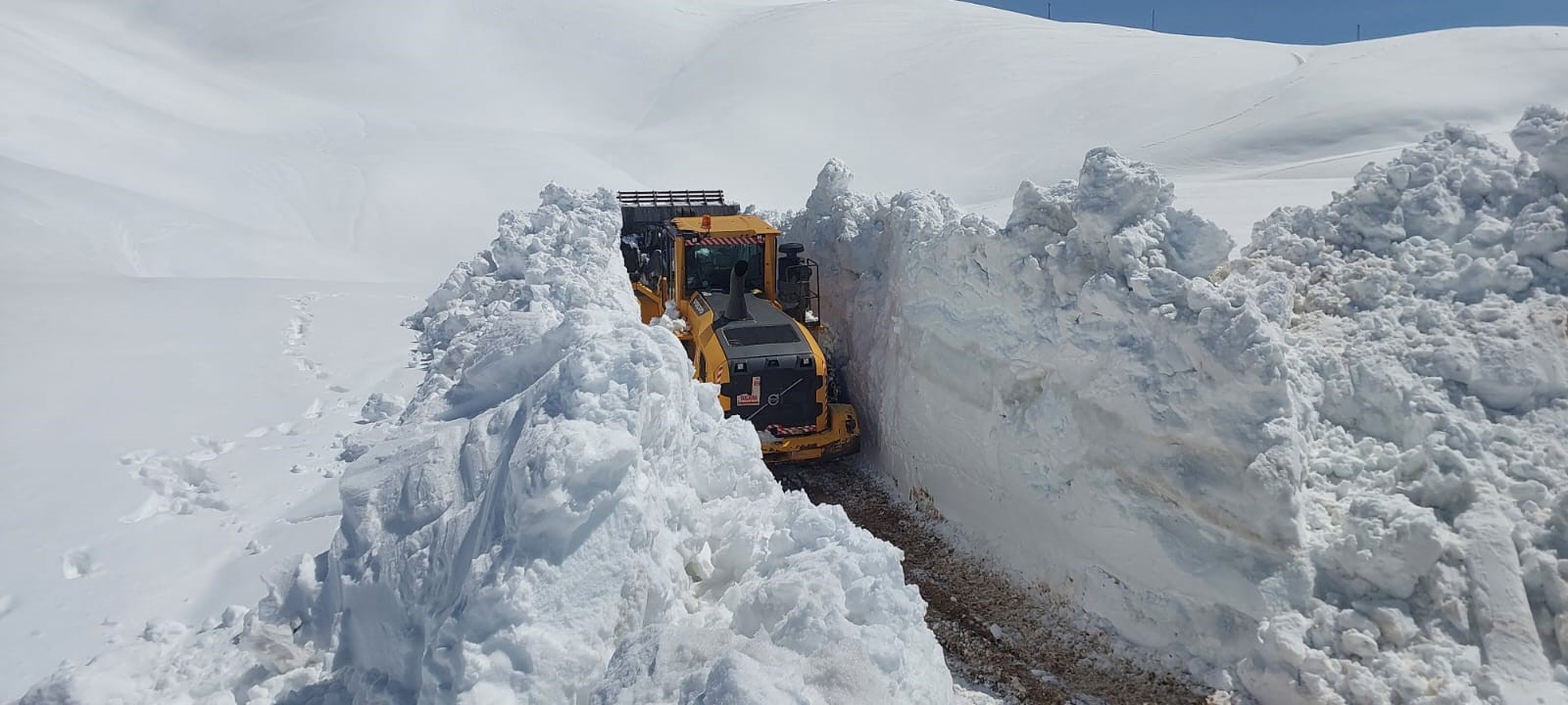 Hakkari’de kardan kapanan yollar açıldı