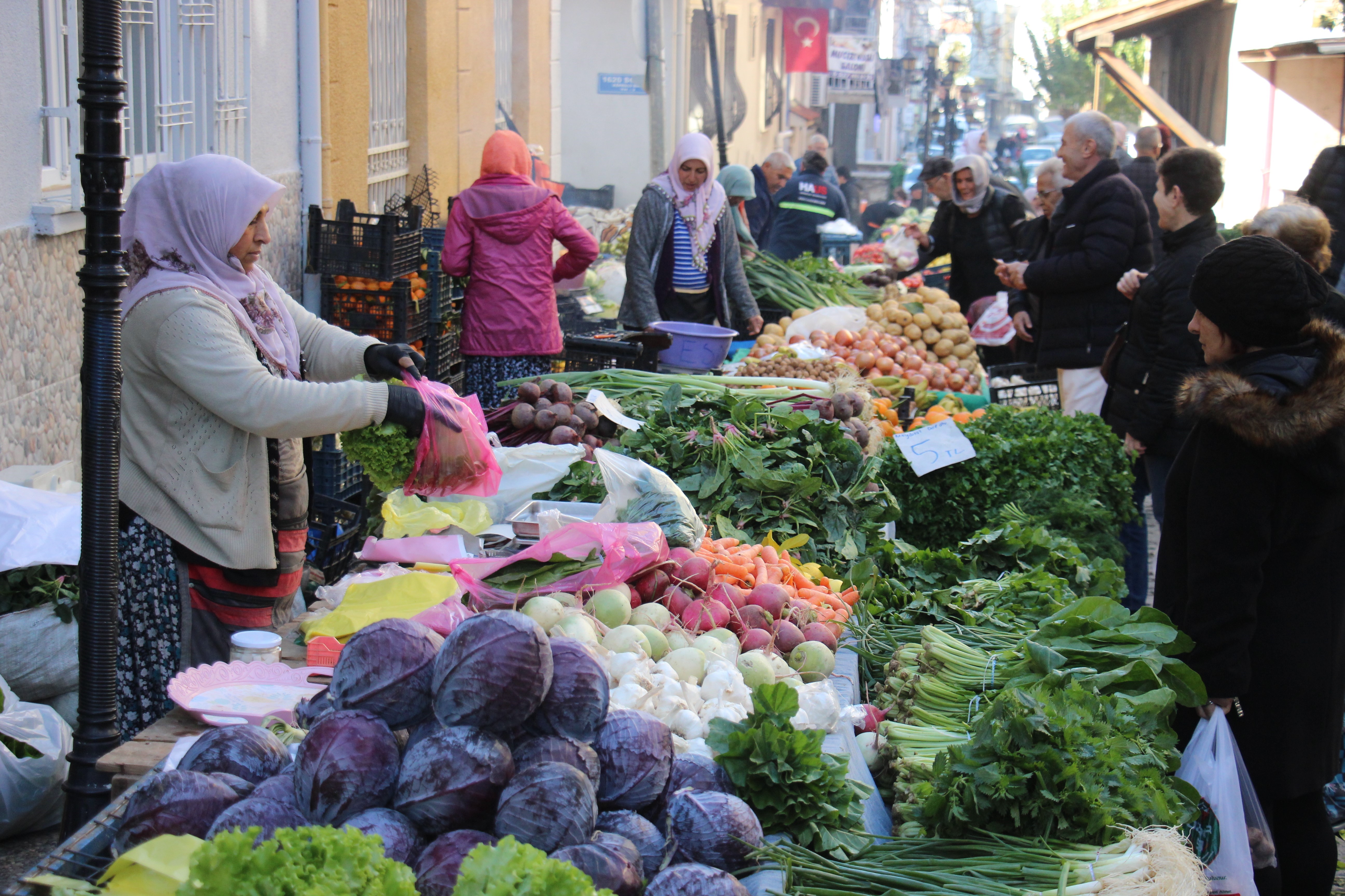 Aydın'da semt pazarları bugün kuruldu