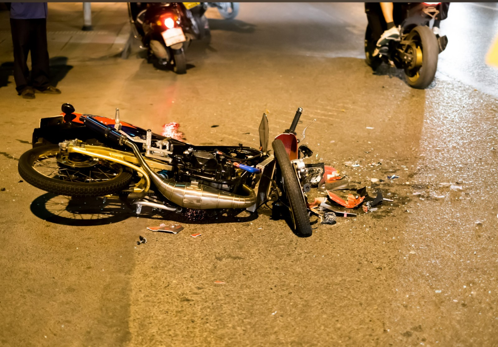 Minibüsle çarpışan motosikletli hayatını kaybetti