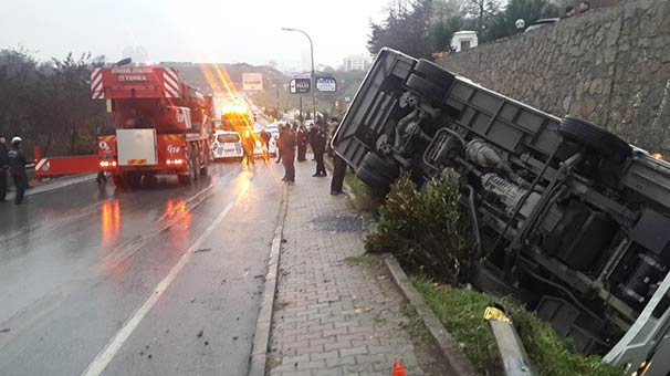 Kontrolden çıkan çevik kuvvet otobüsü devrildi