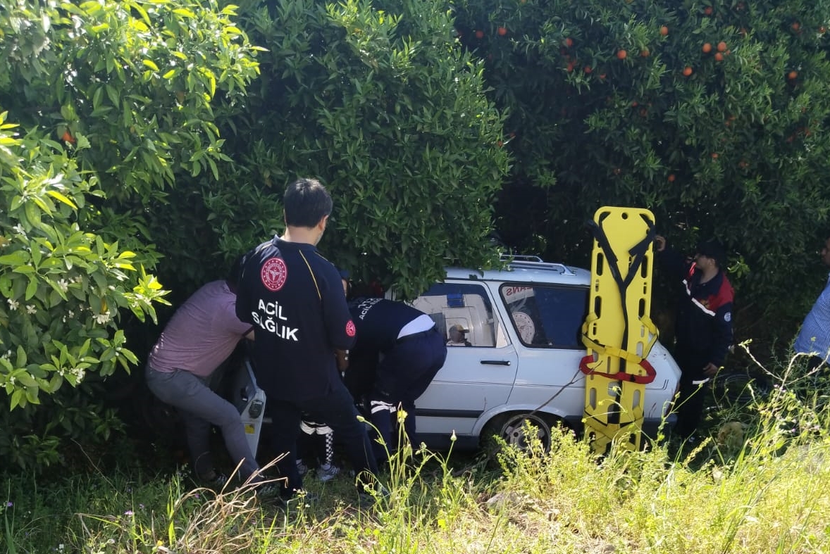 Adana'da otomobil bahçeye uçtu '1'i ağır 4 yaralı'