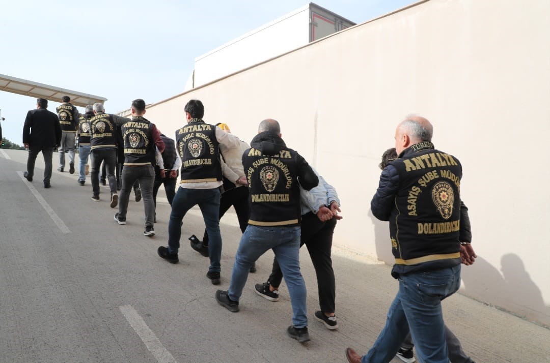 Antalya'da dolandırıcılık operasyonu 'Tutuklamalar var'