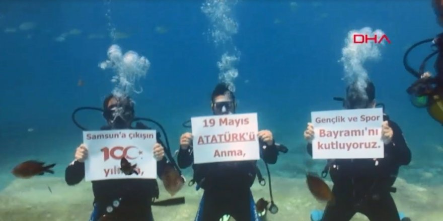 Deniz altında '19 Mayıs' kutlaması