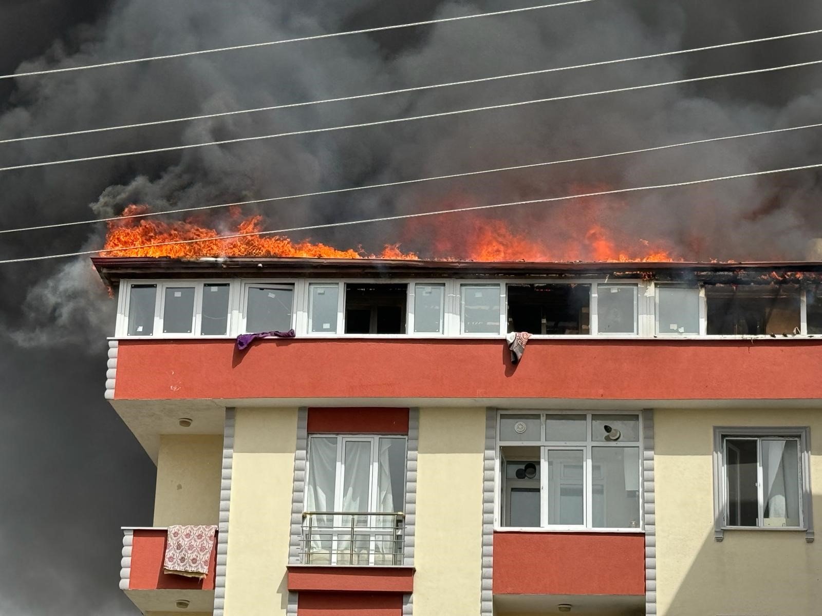 Tekirdağ'da 2 binanın çatı katı alev alev yandı