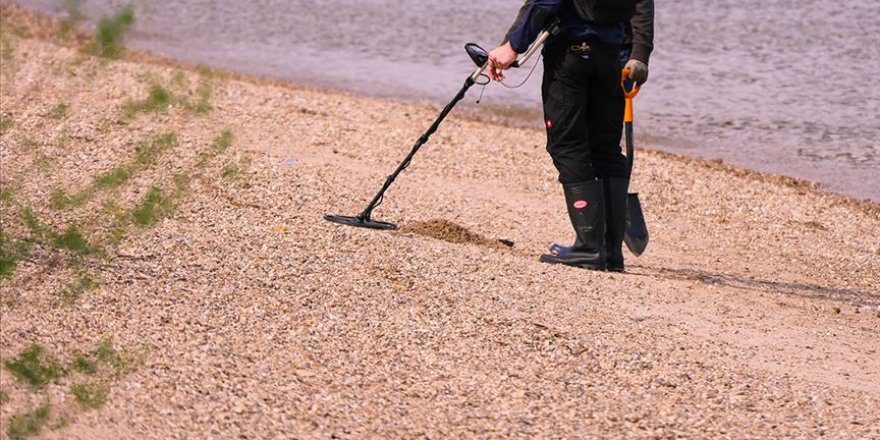 Dedektörle 1,4 kilo altın buldu