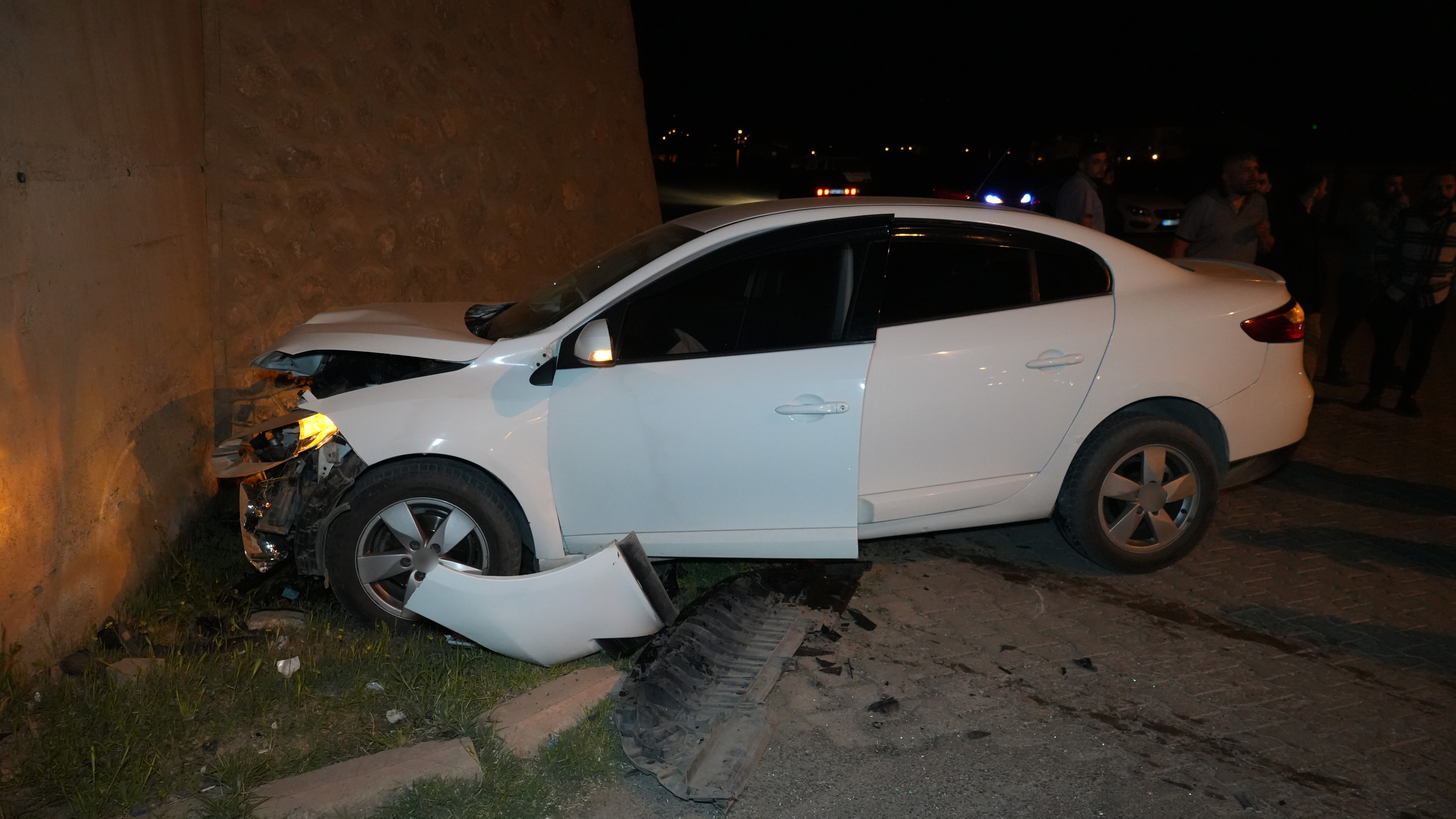Kırıkkale'de iki otomobil kafa kafaya çarpıştı 2 yaralı