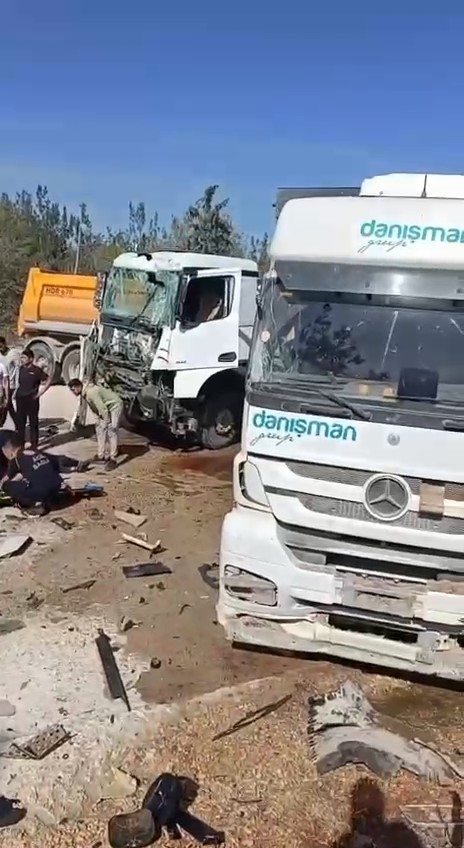 Bursa’da 2 hafriyat kamyonu kafa kafaya çarpıştı