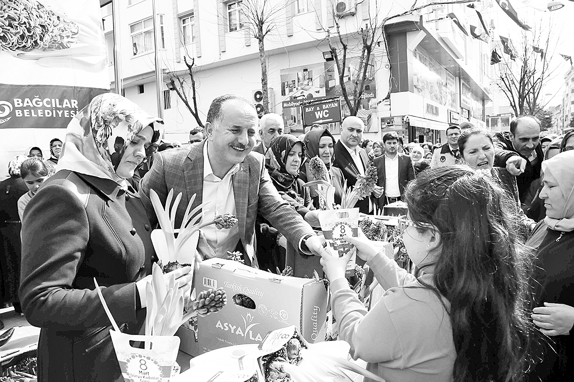 Bağcılar’da 25 bin sümbül dağıtıldı