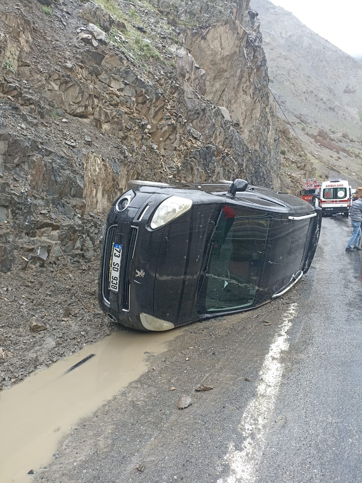 Hakkari’de kamyonet kaza yaptı! 5 kişi yaralandı