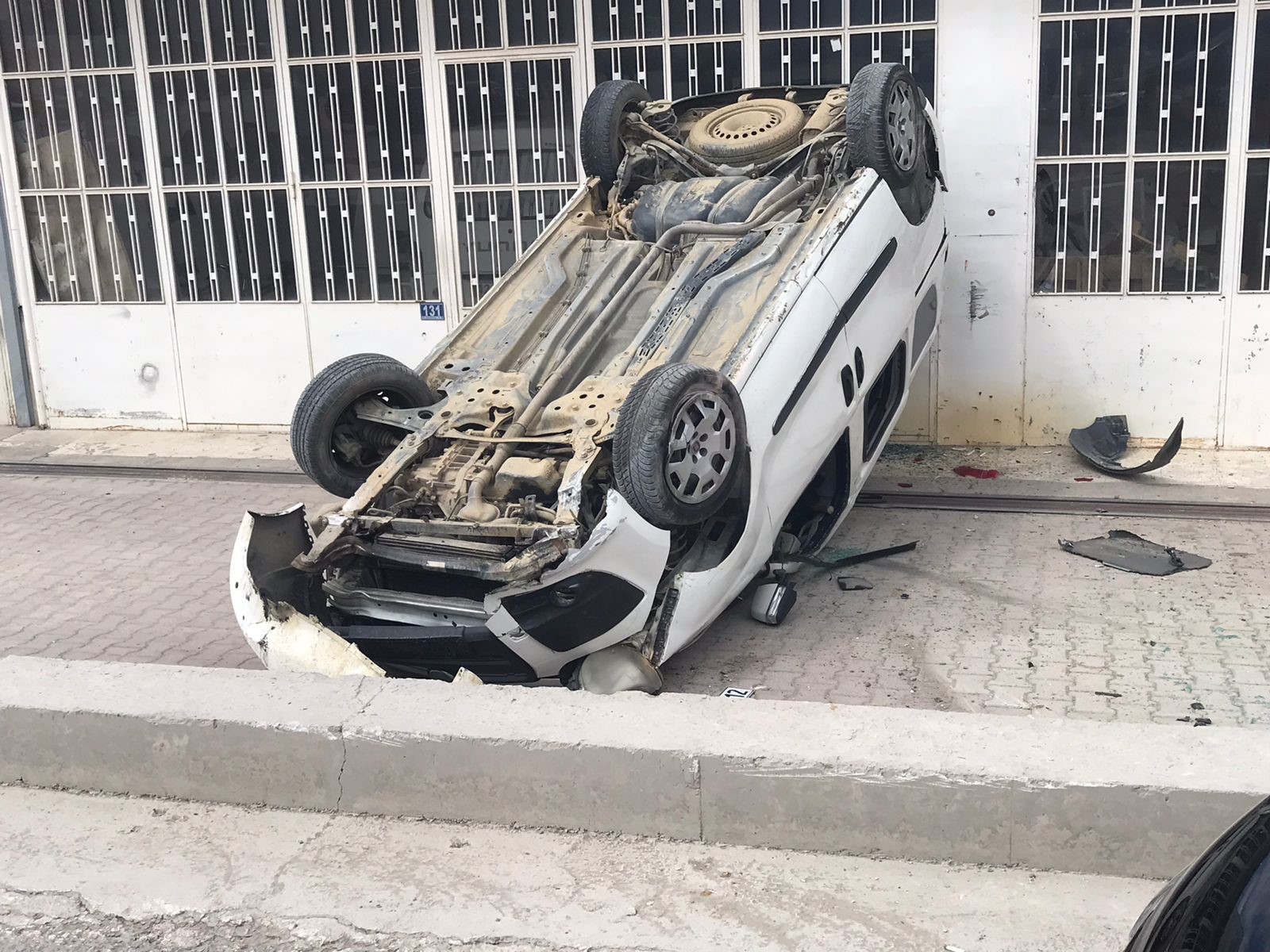 Konya'da araç ağaca çarptı '1 yaralı'
