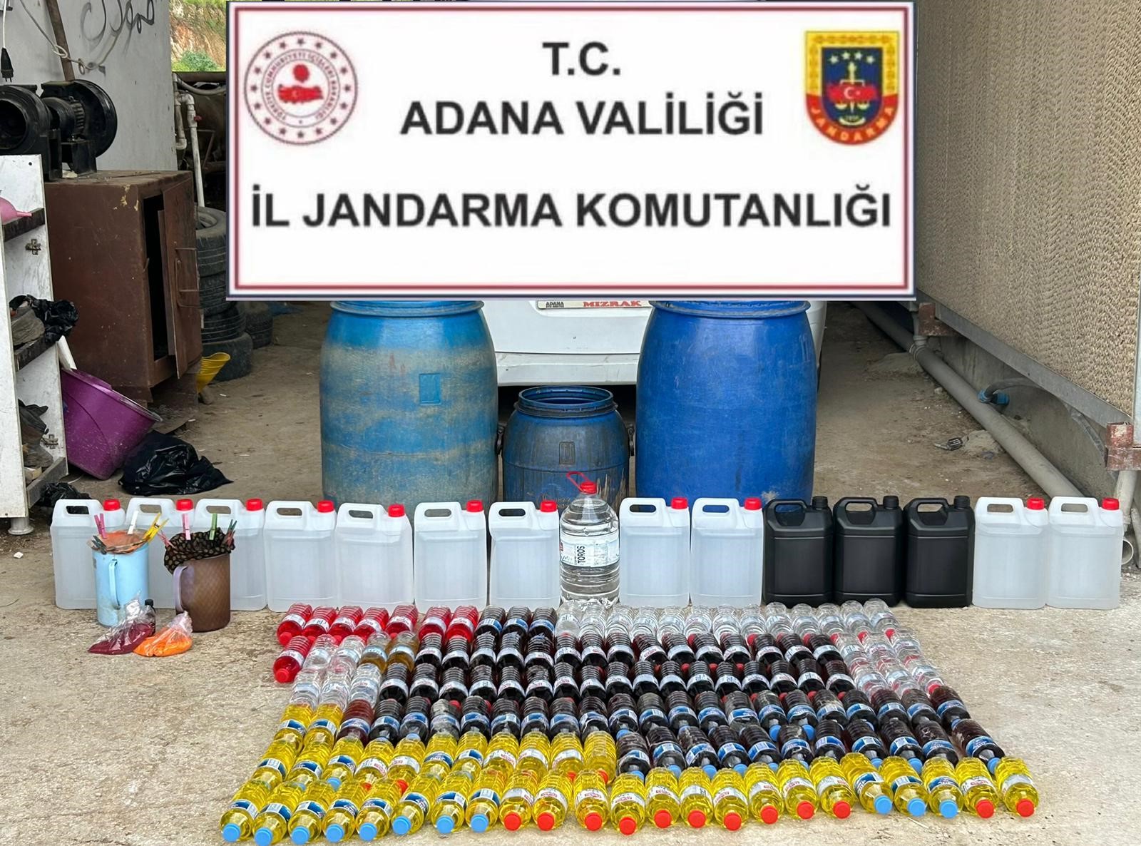 Adana'da bir çiftlikte litrelerce sahte içki ele geçirildi