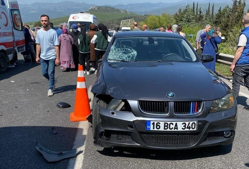 Bursa’da mezarlığa giden teyze ve yeğene otomobil çarptı