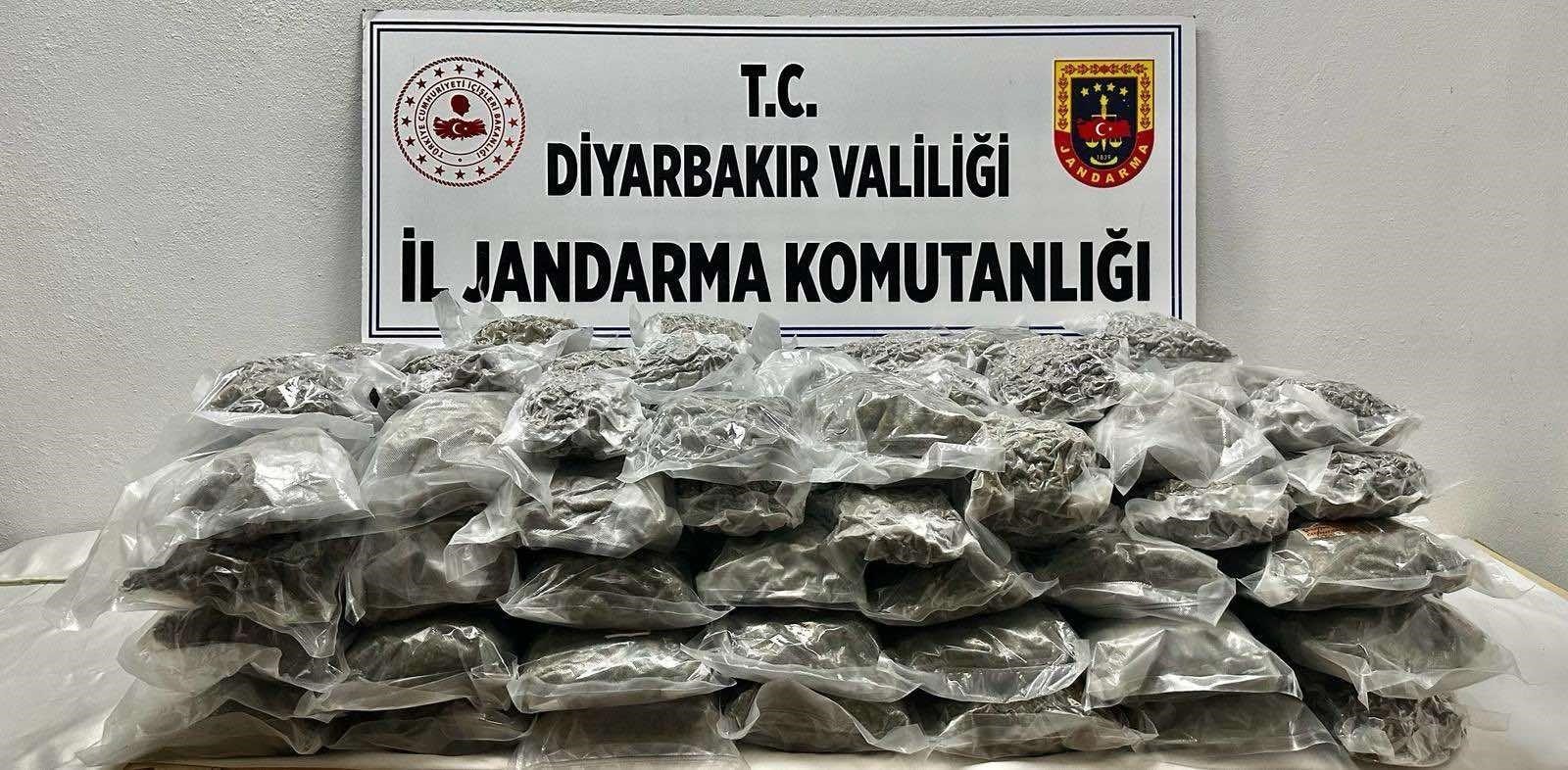 Diyarbakır’da aracın içinde 71 kilo esrar ele geçirildi